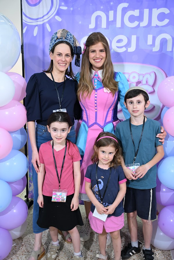 ילדים במפגש עם מיס אילה
