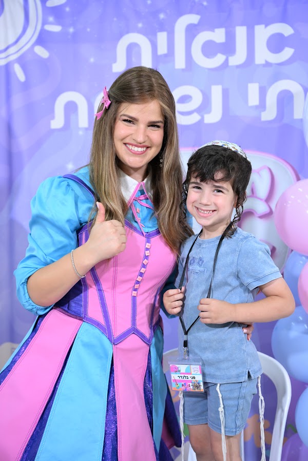ילדים במפגש עם מיס אילה