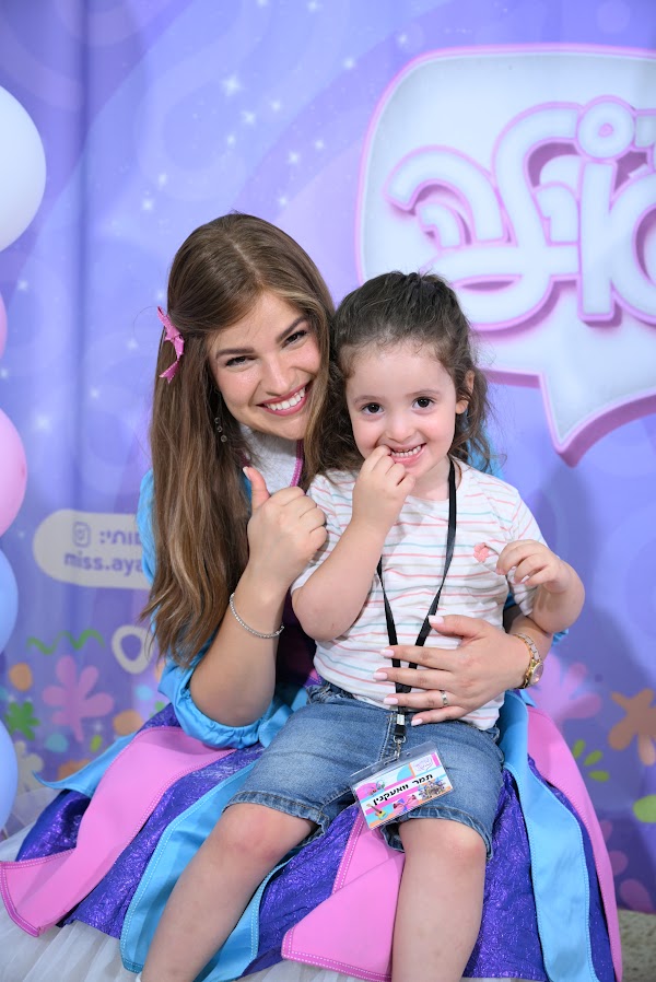 ילדים במפגש עם מיס אילה