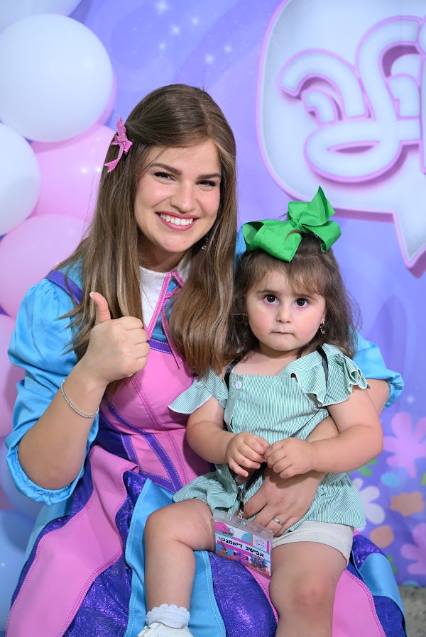 ילדים במפגש עם מיס אילה