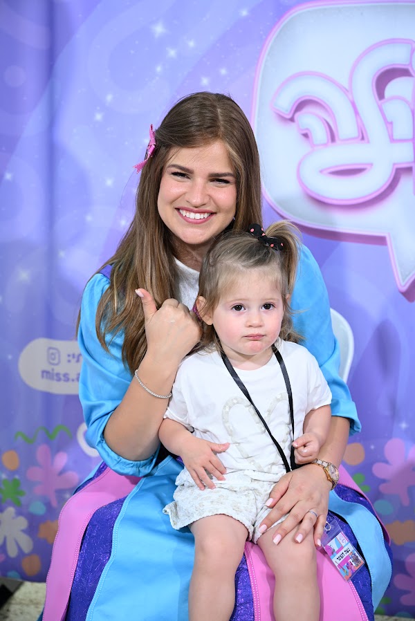 ילדים במפגש עם מיס אילה
